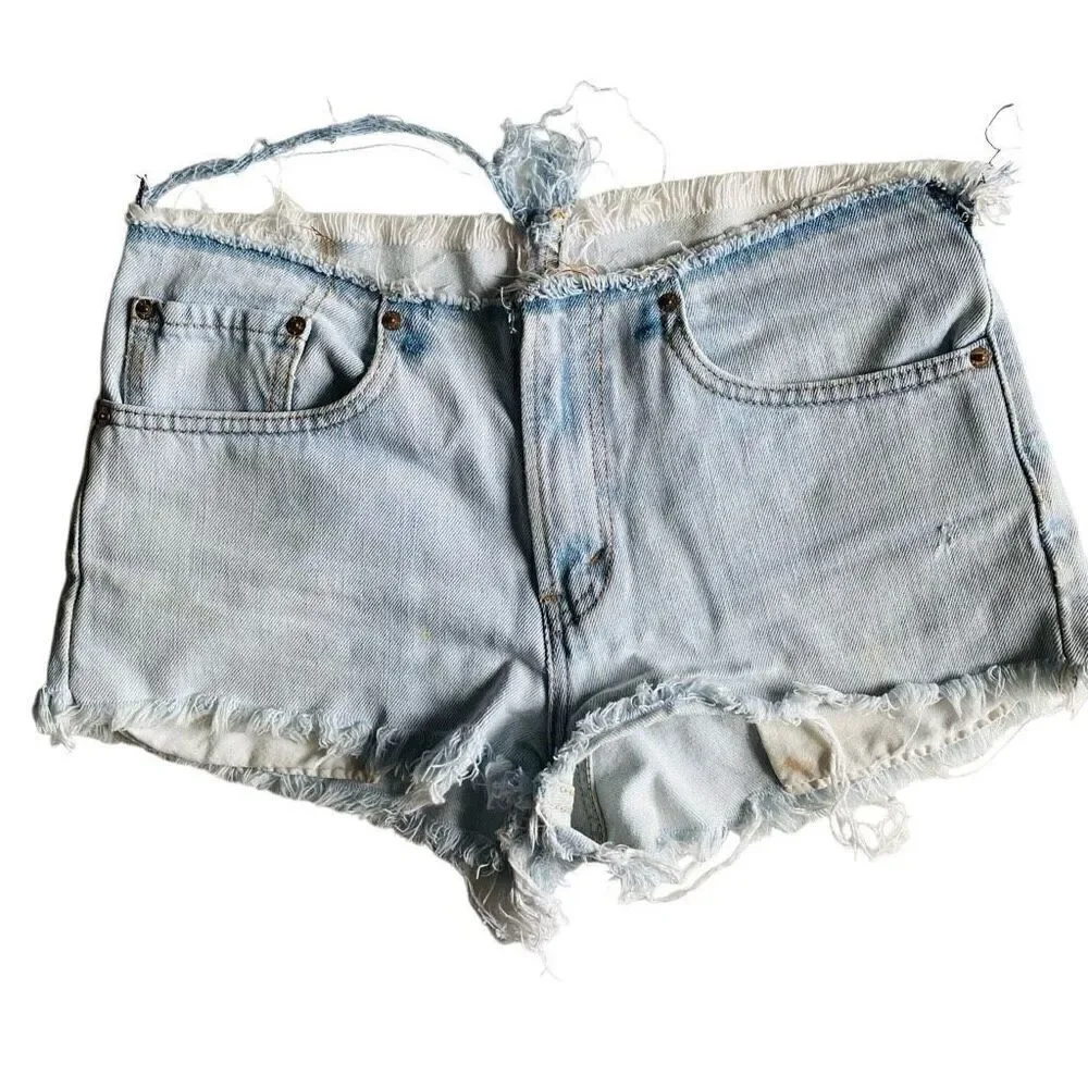 LEVI’S | high rise distressed light denim cut off jean shorts 28